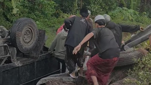 Proses evakuasi korban kecelakaan truk pengangkut 14 orang di Lombok Tengah. Foto: (istimewa)