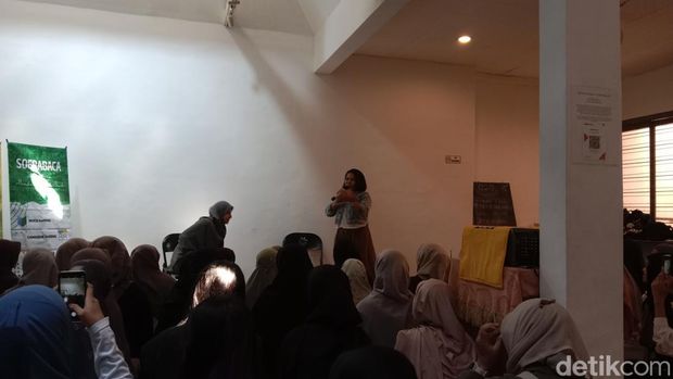 Kegiatan promosi buku baru yang digelar Soerabaca di salah satu kafe sekaligus perpustakaan di Surabaya.