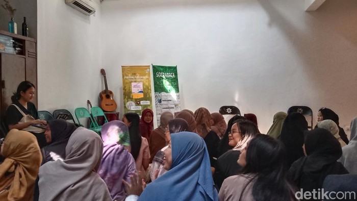 Kegiatan promosi buku baru yang digelar Soerabaca di salah satu kafe sekaligus perpustakaan di Surabaya.