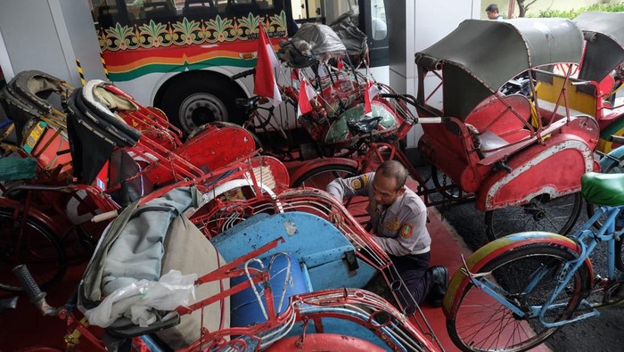 Keliling Solo Naik Becak, Kini Bisa Bayar Pakai QRIS Petugas Dinas Perhubungan (Dishub) Kota Solo memasangi stiker reflektif untuk becak saat sosialisasi keselamatan berkendara di kantor Dishub Solo, Jawa Tengah, Rabu (14/5/2025). Kegiatan itu juga diisi edukasi Cinta Bangga Paham Rupiah dan pembayaran melalui QRIS dari Bank Indonesia untuk meningkatkan keamanan transaksi dan perlindungan konsumen guna mendukung pariwisata di Kota Solo. ANTARAFOTO/Maulana Surya