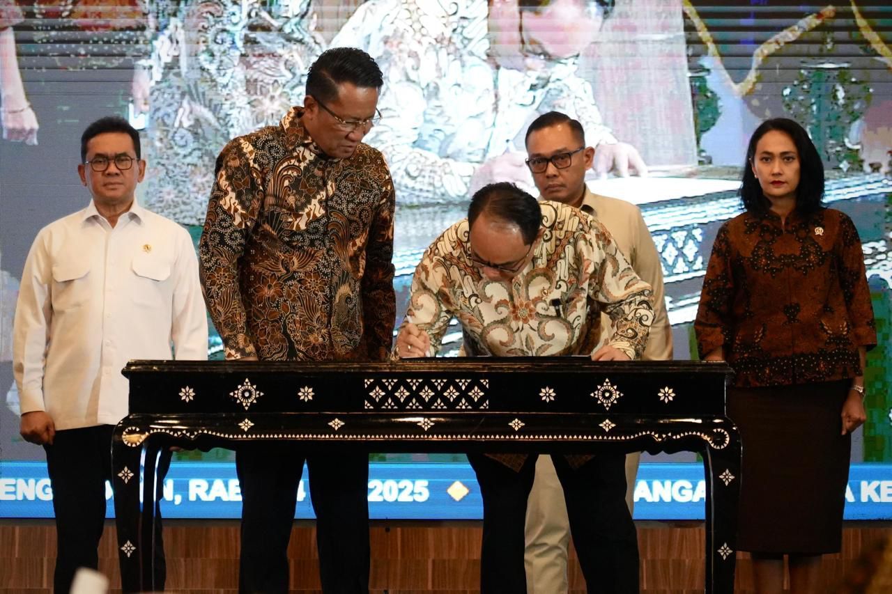 Kementerian Koperasi (Kemenkop) dan Kementerian Hukum (Kemenhum) menandatangani Nota Kesepahaman atau Memorandum of Understanding (MoU) untuk mempermudah dan mempercepat bergulirnya aneka program strategis yang ada di kementerian, salah satunya terkait dengan program pembentukan 80 ribu Koperasi Desa/Kelurahan (Kopdes/Kel) Merah Putih di seluruh desa di Indonesia. (Dok Humas Kemenkop)