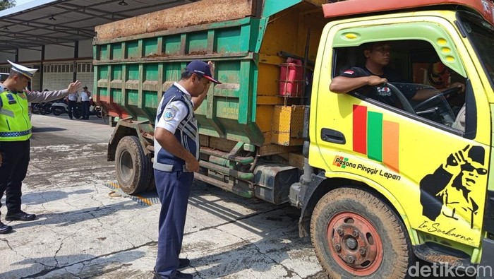 Dishub Prov Jateng bersama Satlantas Polresta Magelang melakukan razia terhadap kendaraan berat di Salaman, Kabupaten Magelang, Rabu (14/5/2025).