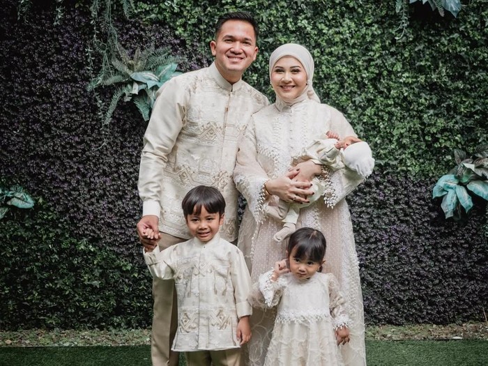 Kesha Ratuliu bersama suami dan tiga anaknya.