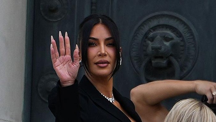 Kim Kardashian tiba di Palais de Justice, pada 13 Mei 2025 di Paris, Prancis.