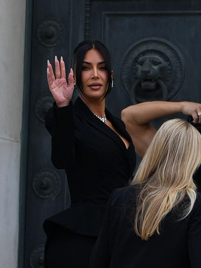 Kim Kardashian tiba di Palais de Justice, pada 13 Mei 2025 di Paris, Prancis.