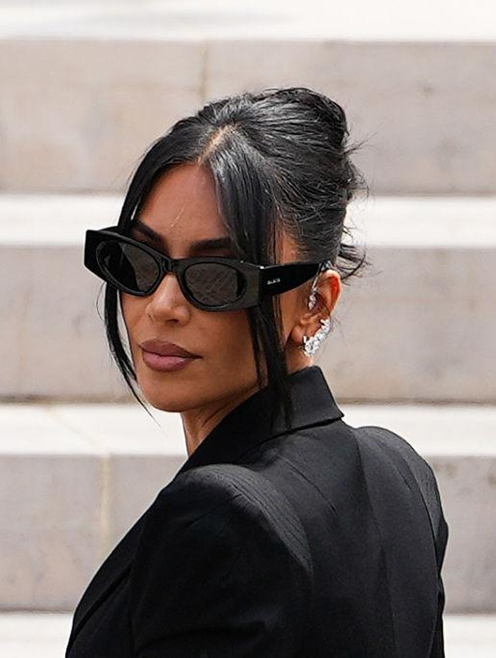 Kim Kardashian Jadi Saksi di Pengadilan Kim Kardashian tiba di Palais de Justice, pada 13 Mei 2025 di Paris, Prancis.