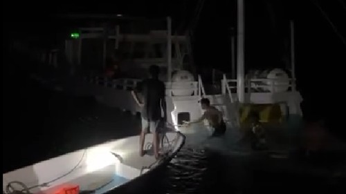 KM Lombok Wafil Putra tenggelam di perairan Desa Batu Tiga, Kecamatan Boleng, Manggarai Barat, NTT, Rabu (14/5/2025) malam. (Tangkapan layar video)