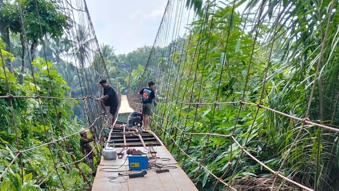 Kondisi Jembatan Gantung di Desa Limbur Merangin, Jambi, dalam masa perbaikan