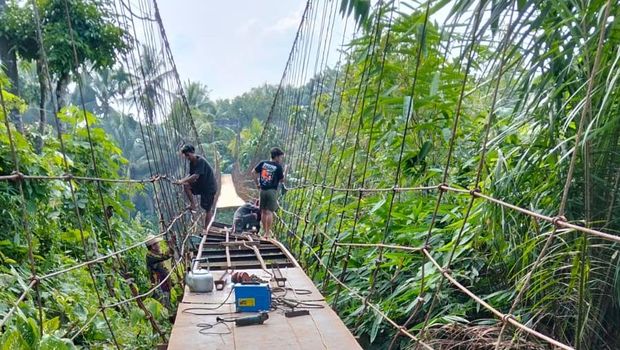 Kondisi Jembatan Gantung di Desa Limbur Merangin, Jambi, dalam masa perbaikan