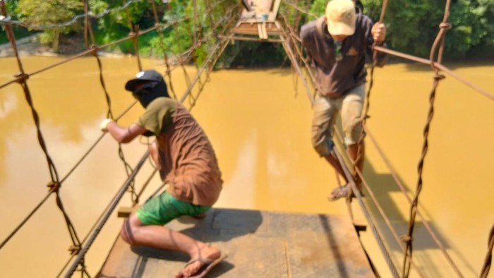 Kondisi Jembatan Gantung di Desa Limbur Merangin, Jambi, dalam masa perbaikan