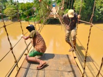 Guru SD 117 Berharap Jembatan Gantung di Merangin Dibangun Permanen
