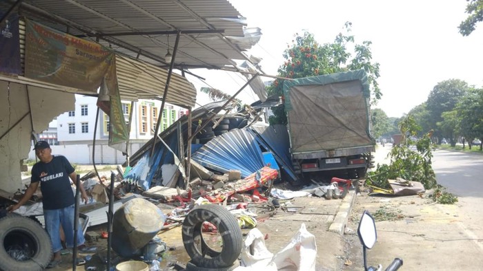 Kondisi kios warga hancur karena diseruduk truk Tabrak beruntun.