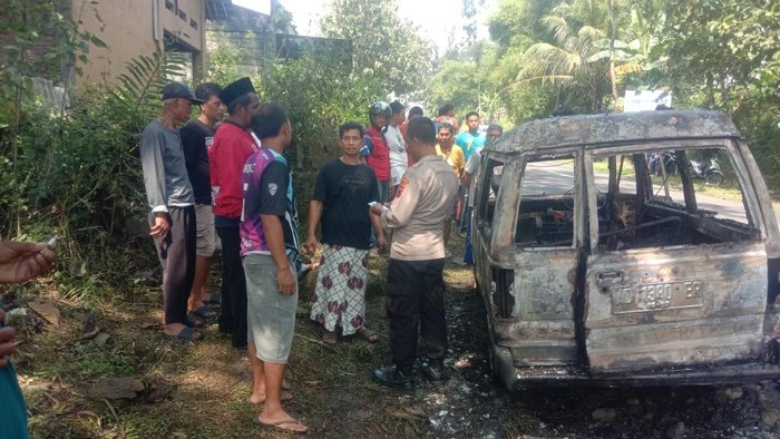 Kondisi mobil Suzuki Carry yang ludes terbakar di jalan Purwantoro-Wonogiri, Desa Tremes, Kecamatan Sidoharjo, Kabupaten Wonogiri, Rabu (14/5/2025).