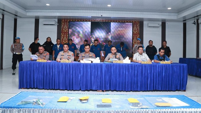 Konferensi pers penangkapan debt collector di Asahan, Sumut. (Istimewa)