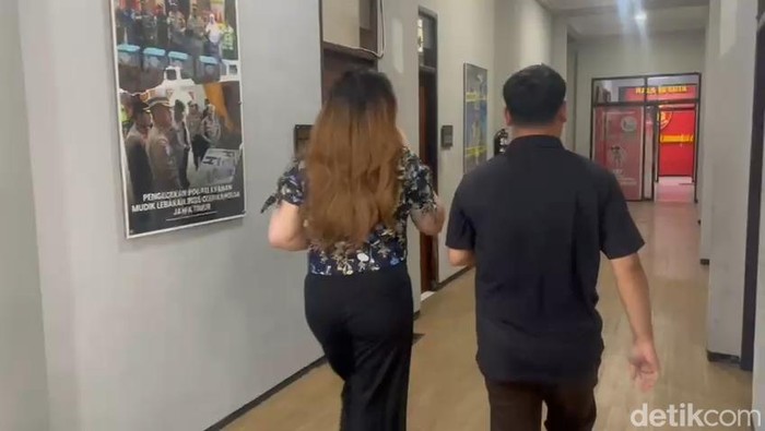 Korban pelecehan dokter YA menjalani pemeriksaan lanjutan di Polresta Malang Kota.