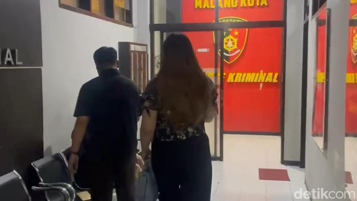 Korban pelecehan dokter YA menjalani pemeriksaan lanjutan di Polresta Malang Kota.