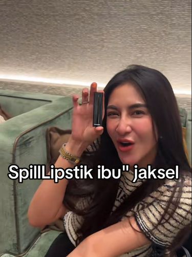 Kreator konten ini membuat video tentang lipstick yang dipakai oleh teman-temannya yang tinggal di Jakarta Selatan.