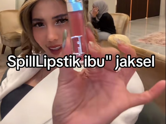 Kreator konten ini membuat video tentang lipstick yang dipakai oleh teman-temannya yang tinggal di Jakarta Selatan.