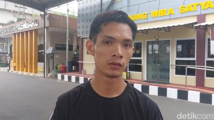 Kuli panggul di Palembang, Candra (23) melaporkan pencuran motor yang baru 6 hari ia beli.