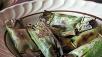 Otak-otak bakar khas Bangka juga menggunakan daun pisang sebagai pembungkusnya. Olahan ikan dengan tambahan daun bawang yang gurih itu dibungkus, kemudian dibakar hingga matang dan daunnya mengeluarkan minyak. Otak-otak ini sedap disajikan dengan sambal kacang. Foto: Getty Images/iStockphoto
