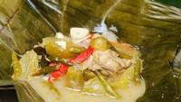 Garang asem merupakan olahan ayam khas Jawa Tengah yang banyak ditemui di kawasan Kudus, Semarang, dan lainnya. Umumnya berisikan ayam dengan tambahan rempah, ada juga potongan belimbing wuluh agar sensasinya asam segar. Foto: Getty Images/iStockphoto