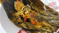Pepes merupakan lauk khas Sunda yang populer. Sering sekali ditemukan di rumah makan dengan isi berbagai jenis ikan yang lezat. Seperti kembung, mas, patin, dan lainnya. Foto: Getty Images/iStockphoto