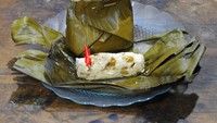 Lauk khas Jawa juga ada yang dibungkus dengan daun pisang bernama botok. Isinya ada yang berupa tahu, pacar cina campur kelapa, ikan teri, dan lainnya. Umum disajikan sebagai makanan rumahan. Foto: Getty Images/iStockphoto