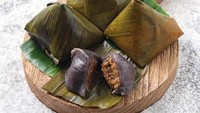 Kue bugis juga cukup populer di kalangan jajanan pasar. Terbuat dari tepung ketan, bisa ketan putih atau hitam, lalu diisi dengan unti kelapa yang manis. Foto: Getty Images/iStockphoto