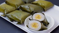 Nagasari berupa kue pisang yang manis lembut menjadi jajanan pasar populer. Adonan putihnya terbuat dari tepung beras yang gurih, lalu diisi pisang dan dikukus. Foto: Getty Images/iStockphoto