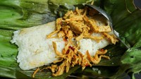 Nasi bakar yang sedap biasanya ditemukan di beberapa rumah makan Sunda juga dibungkus dengan daun pisang. Biasanya dipadukan dengan topping ayam suwir, ikan tongkol, cumi asin, dan kemangi. Foto: Getty Images/iStockphoto