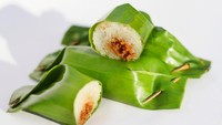 Lemper juga menjadi jajanan populer yang dibungkus dengan daun pisang. Ada beberapa jenis lemper, mulai dari yang ditebus atau panggang. Untuk isiannya ada yang diberikan abon atau ayam suwir gurih. Foto: Getty Images/iStockphoto