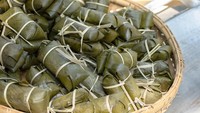Arem-arem diketahui sebagai jajanan pasar khas Jawa yang dibungkus daun pisang. Mirip dengan lontong, tetapi teksturnya lebih lembut dan rasanya gurih. Isinya berupa potongan wortel, kentang, dan ayam suwir. Foto: Getty Images/iStockphoto