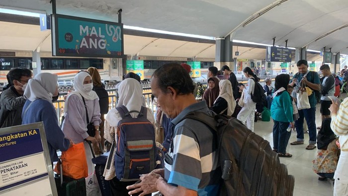 Lalu lalang penumpang KA di Stasiun Malang selama libur panjang Waisak.
