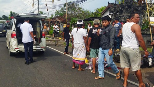 Lansia tewas terlindas truk tronton di Jalan Denpasar–Gilimanuk, tepatnya depan Kantor Desa Tukadaya, Kecamatan Melaya, Jembrana, Rabu (14/5/2025). (Dok. Polsek Melaya)