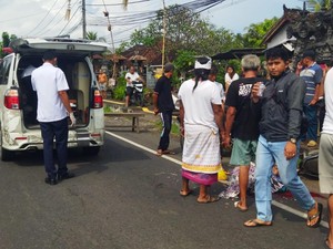 Pemotor Lansia Tewas Terlindas Truk Tronton di Jalan Denpasar-Gilimanuk
