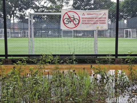 Lapangan Supratman di Kota Bandung tak kunjung tuntas renovasinya.
