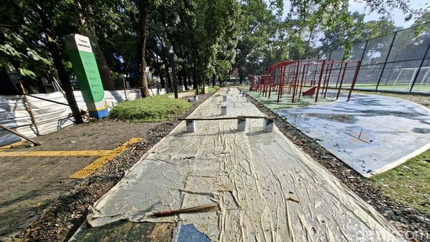 Lapangan Supratman di Kota Bandung tak kunjung tuntas renovasinya.