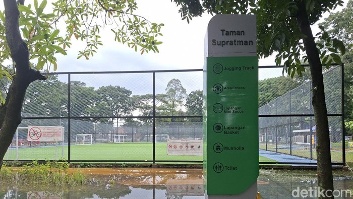 Lapangan Supratman di Kota Bandung tak kunjung tuntas renovasinya.