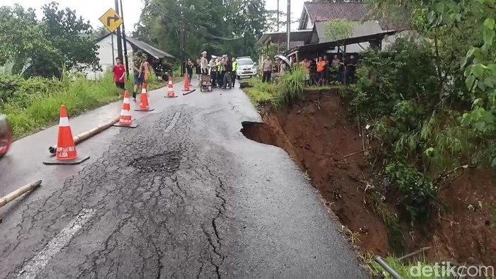 Longsor di Tasikmalaya