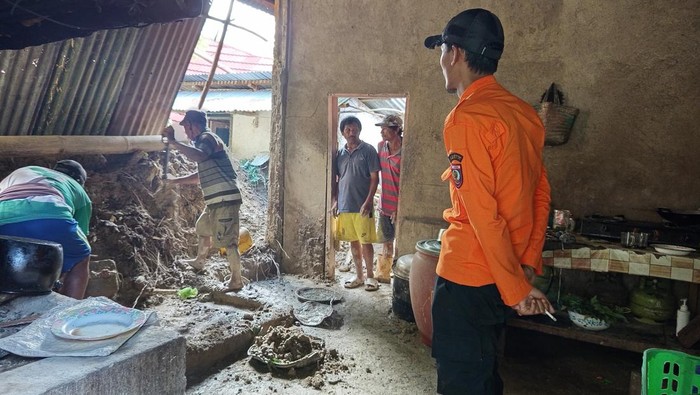 Longsor rusak rumah warga di Mamasa.