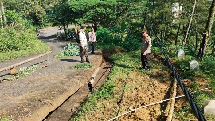 Longsor tutup akses Ponorogo-Trenggalek