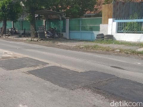 Lubang berair di jalan Jogja-Solo Delanggu Klaten sudah ditambal, Rabu (14/5/2025) siang.