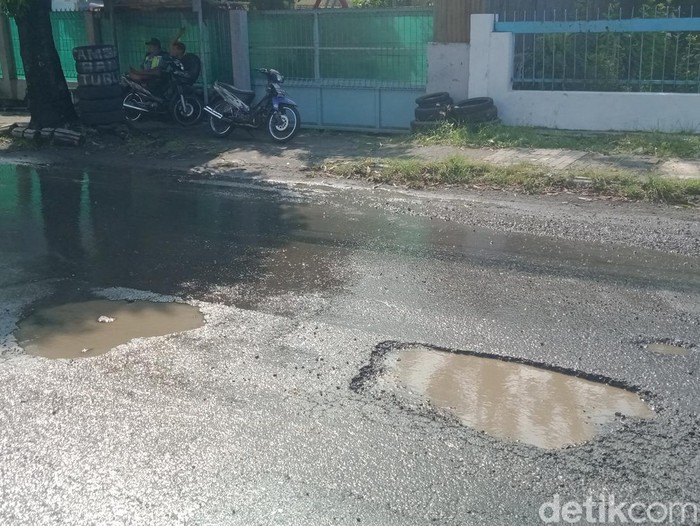 Lubang jalan Jogja-Solo di Delanggu, Klaten, Rabu (14/5/2025).