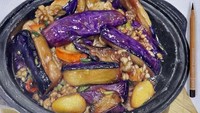 Melukis terong persis nyata bukan perkara mudah. Namun tidak di tangan Steven. Ia bisa membuat setiap potongan terong dalam claypot terlihat realistis. Foto: Steven Tang via Bored Panda