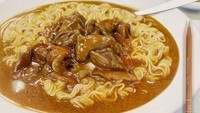 Jika diperhatikan detail, Steven Tang bahkan bisa membuat lukisan mie yang kuahnya berminyak dan bersinar seperti pada gambar ini. Keren ya? Foto: Steven Tang via Bored Panda