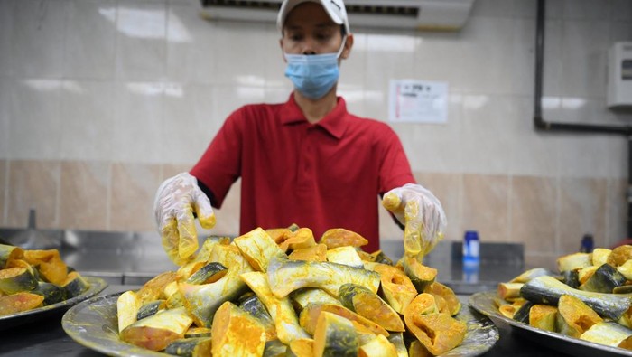 Juru masak menggoreng ikan patin berbumbu rempah khas Indonesia sebagai lauk paket makan siang jamaah calon haji Indonesia di dapur Raghaeb Catering, Makkah, Arab Saudi, Rabu (14/5/2025). Menu makanan jamaah calon haji Indonesia bercita rasa nusantara dengan menggunakan bumbu khas tanah air yang diekspor sebanyak 475 ton ke Arab Saudi. ANTARA FOTO/Andika Wahyu/rwa.