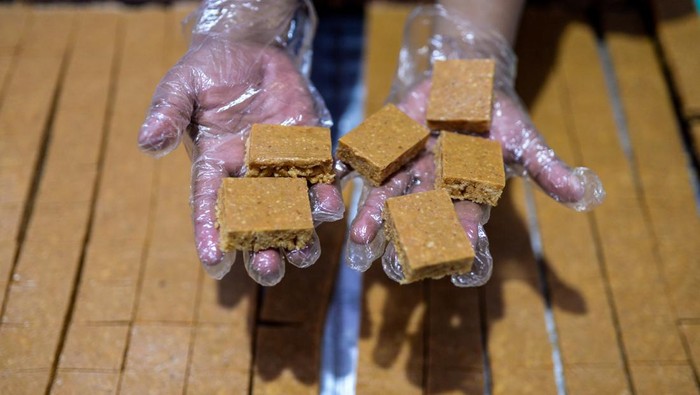 Mantap! Kue Gipang Khas Cilegon Tembus Pasar Luar Negeri Pekerja memotong gipang di rumah produksi Gipang Sadulur, Kelurahan Bulakan, Kota Cilegon, Banten, Rabu (14/5/2025). Penjualan kue tradisional khas Kota Cilegon tersebut telah menembus pasar internasional seperti Jepang dan Malaysia dengan jumlah permintaan sekali kirim mencapai 500 bungkus dan dijual seharga Rp20 ribu hingga Rp30 ribu per bungkus. ANTARA FOTO/Muhammad Bagus Khoirunas/rwa.