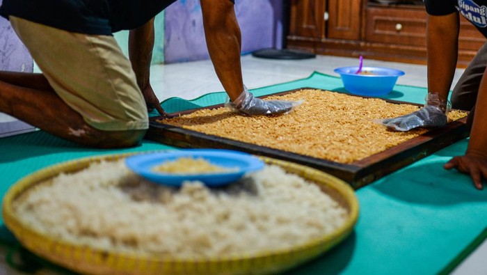 Pekerja memotong gipang di rumah produksi Gipang Sadulur, Kelurahan Bulakan, Kota Cilegon, Banten, Rabu (14/5/2025). Penjualan kue tradisional khas Kota Cilegon tersebut telah menembus pasar internasional seperti Jepang dan Malaysia dengan jumlah permintaan sekali kirim mencapai 500 bungkus dan dijual seharga Rp20 ribu hingga Rp30 ribu per bungkus. ANTARA FOTO/Muhammad Bagus Khoirunas/rwa.