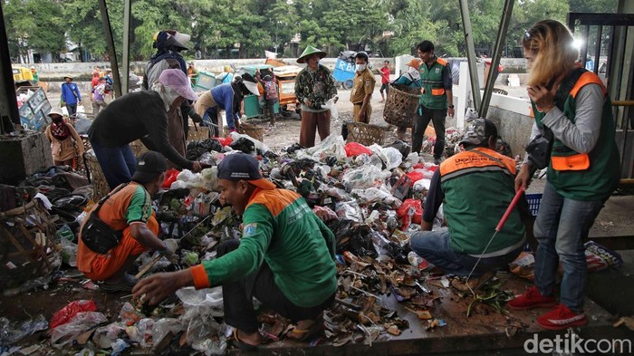 Pemda, DKI Jakarta bersama berbagai komunitas, LSM, mengiatkan pemanfaatan sampah menjadikan ibu kota sebagai kota yang lebih bersih, sehat.