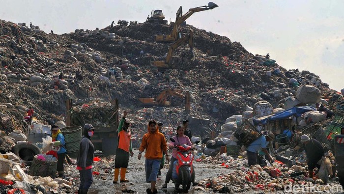 Pemda, DKI Jakarta bersama berbagai komunitas, LSM, mengiatkan pemanfaatan sampah menjadikan ibu kota sebagai kota yang lebih bersih, sehat.